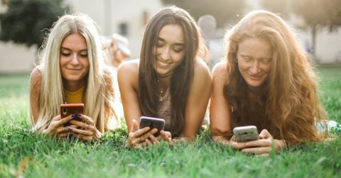 is mewe a good alternative to facebook