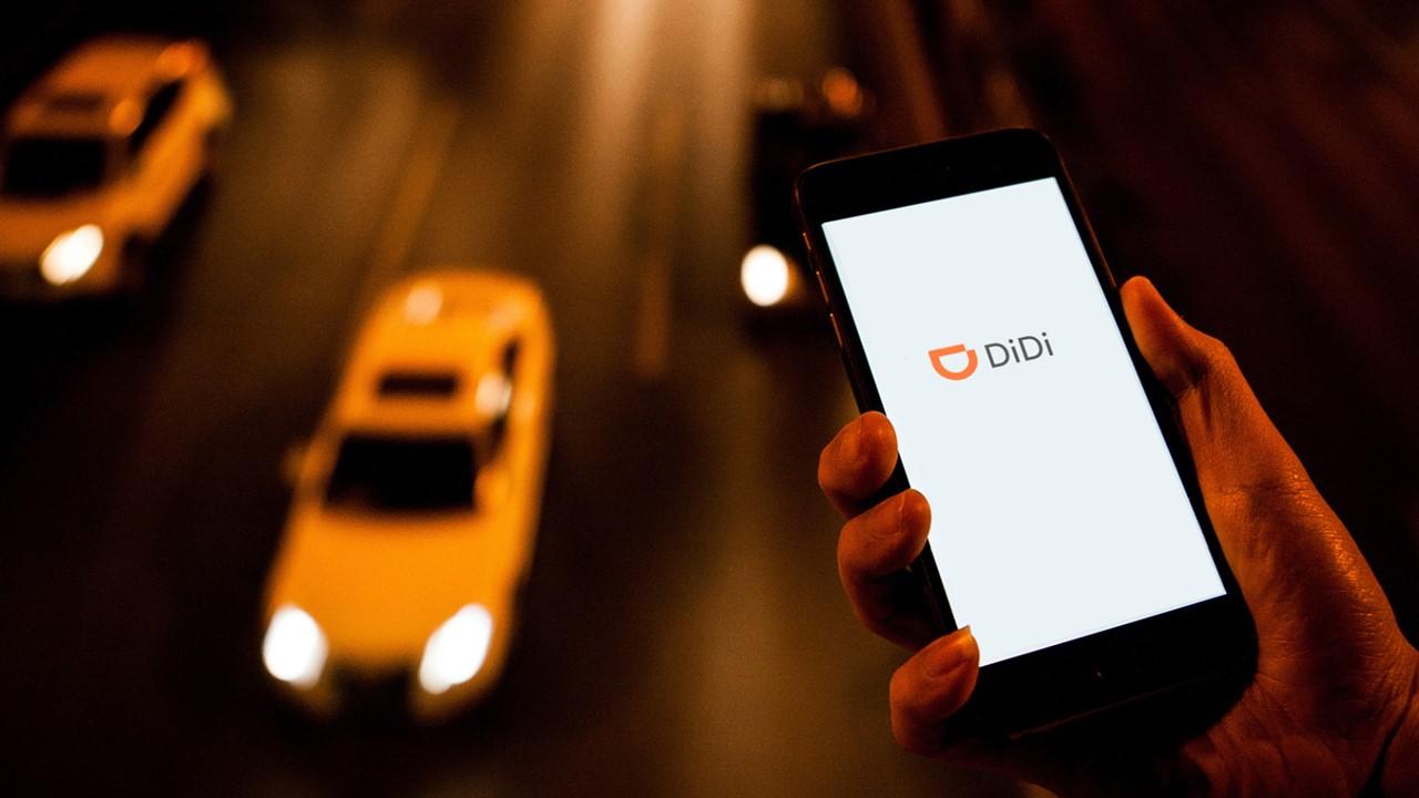 Didi global app over cars moving on road