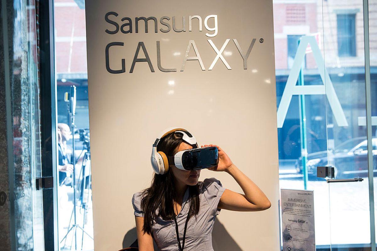 Woman tries Samsung Gear virtual reality device