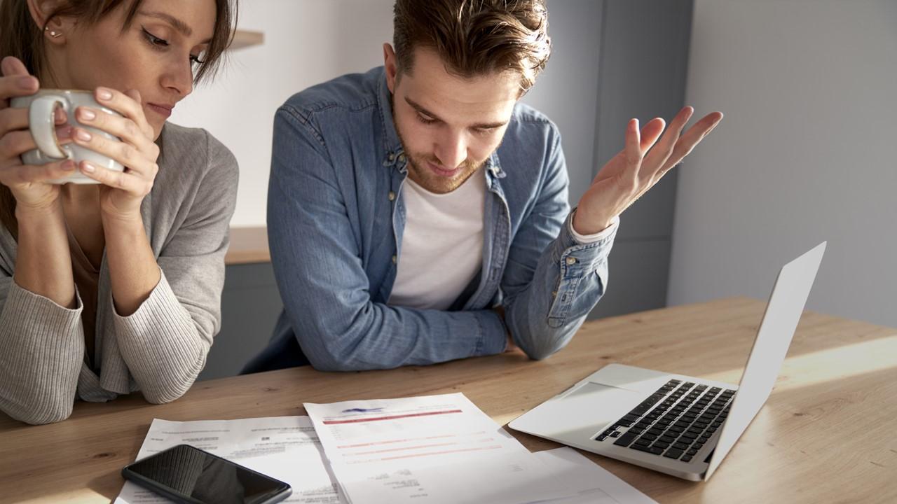 A couple discussing bankruptcy vs. debt consolidation