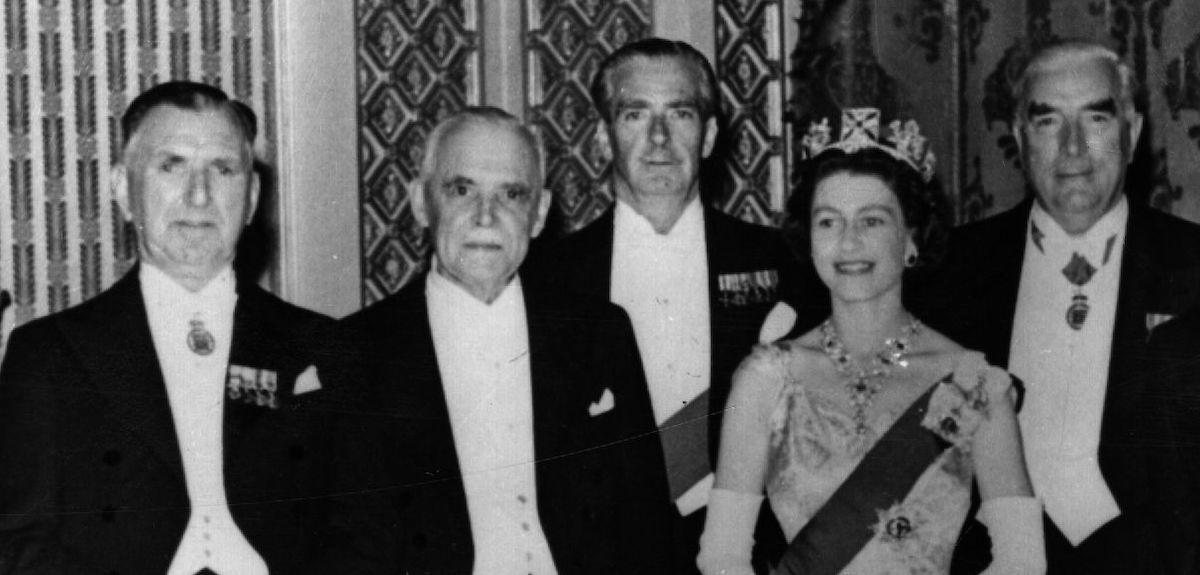 Sir Eden stands beside the Queen with other PMs from the Commonwealth