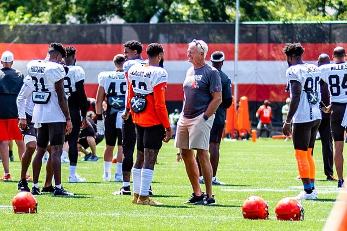 Jimmy Haslam talking to Cleveland Browns players