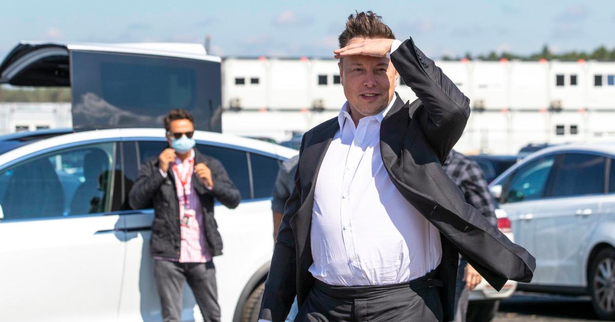 Elon Musk Moon Trip SpaceX Helping NASA Return to Moon by 2024