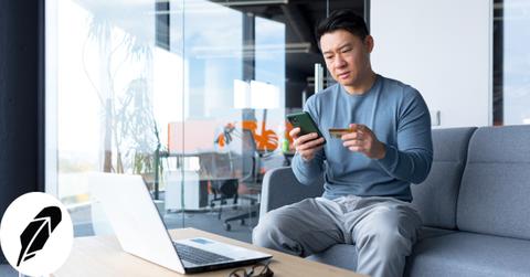 A man withdrawing money from Robinhood.