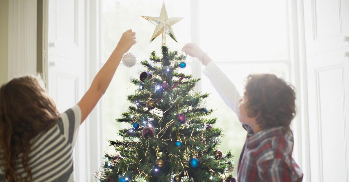 Children decorating a Christmas tree