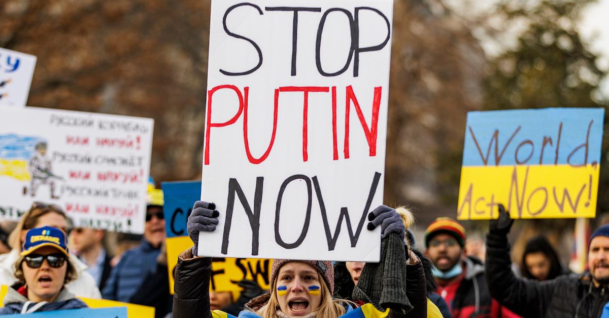 People protesting against Putin.