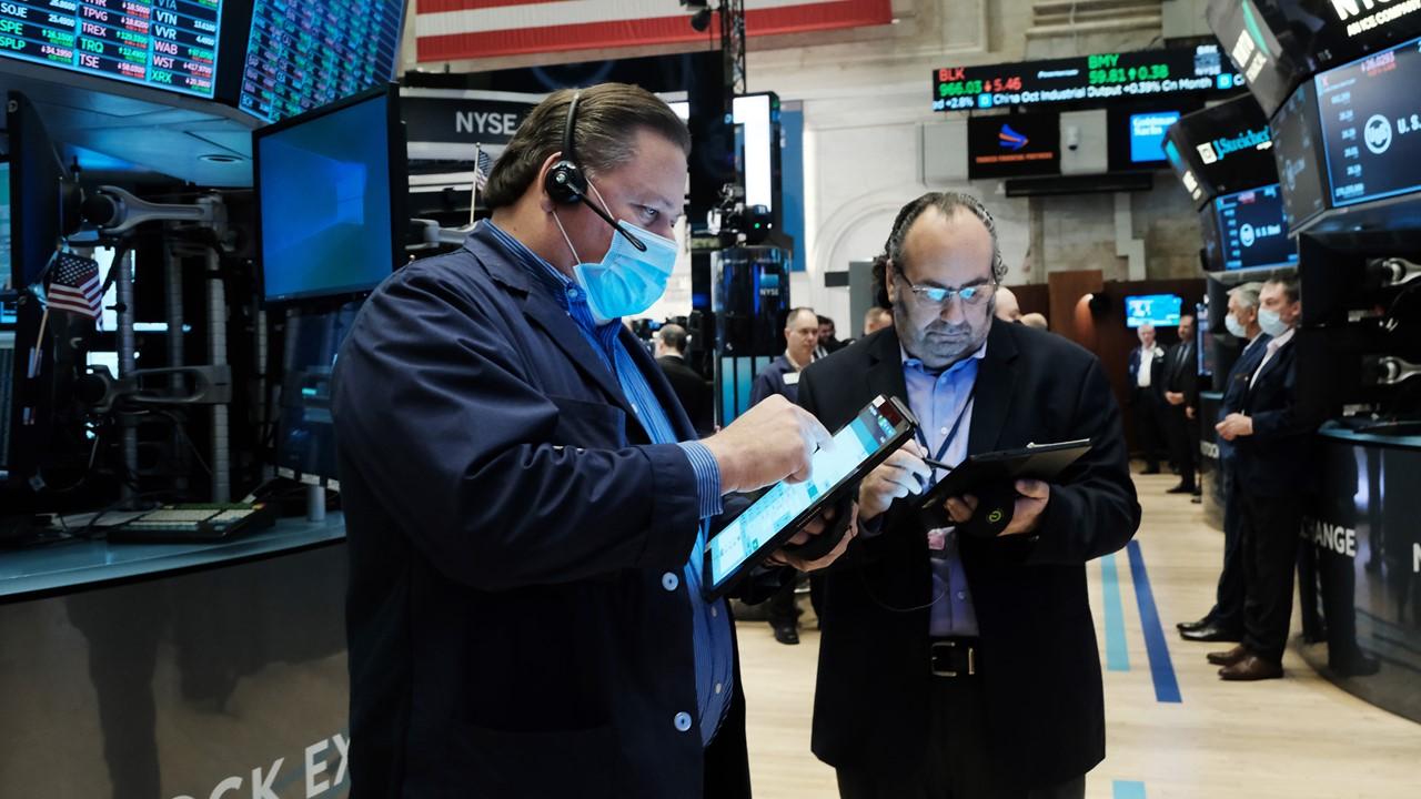 Traders on the NYSE floor