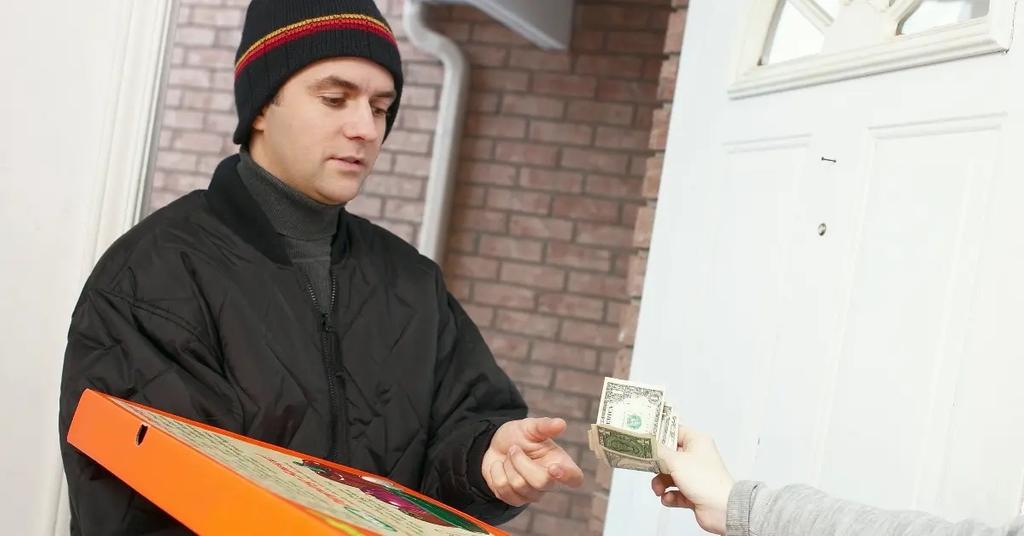 How Much Should You Tip a Pizza Delivery Guy? Tipping Guide