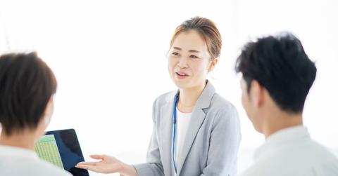 People talking to a financial planner