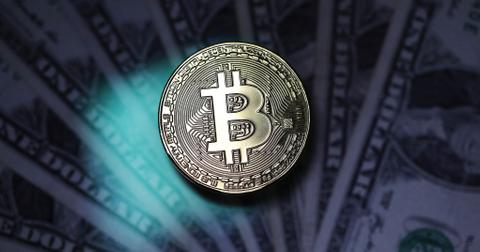 billets de bitcoin et d'un dollar