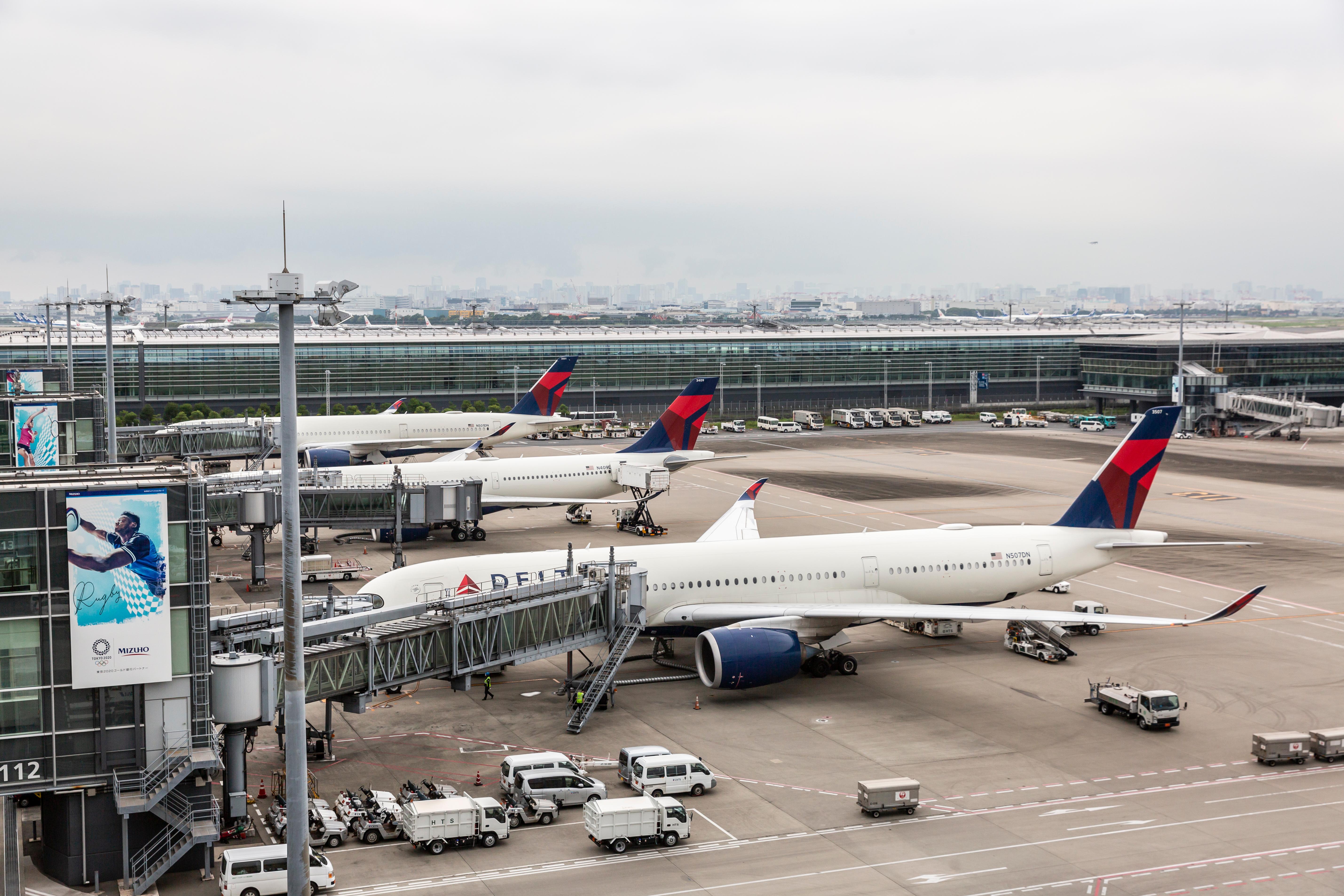 How Much Does A Flight Attendant Make A Month Uk