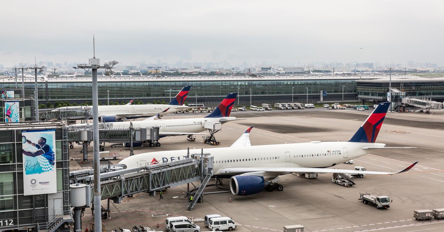 how-much-do-flight-attendants-make-delta-is-hiring-flight-attendants