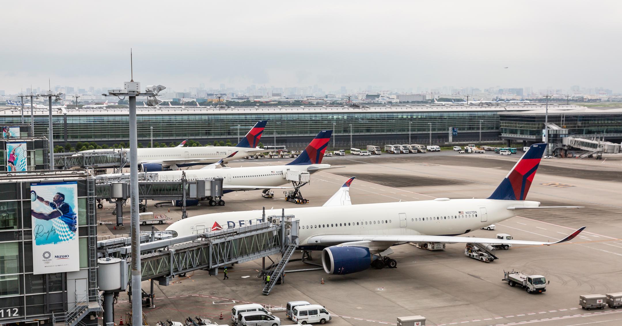 How Much Do Flight Attendants Make? Delta Is Hiring Flight Attendants