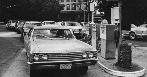 Cars line up to get gas in 1973