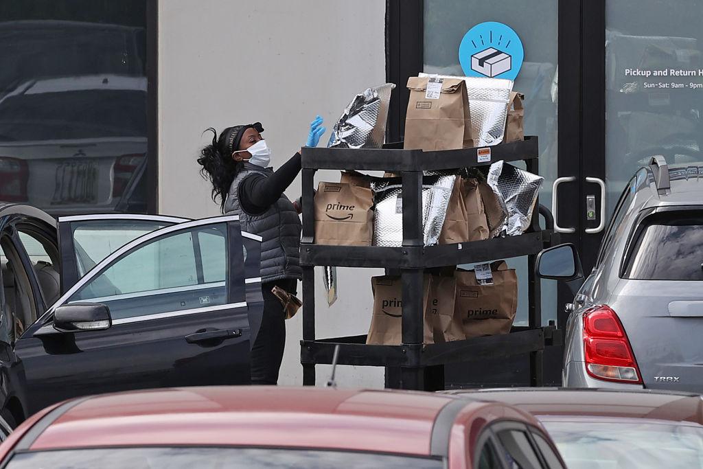 Amazon Flex driver loads car