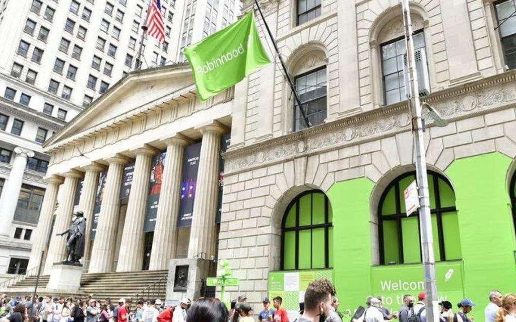 Is HOOD a Good Stock to Buy? Jim Cramer and Cathie Wood