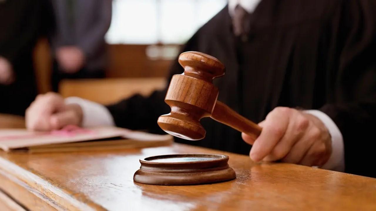 A judge holding a gavel during a judgment lien hearing 