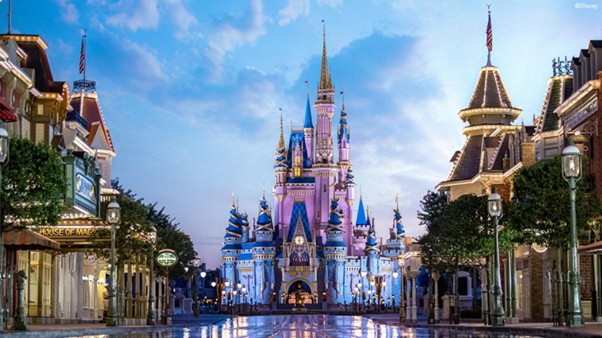 HOW MUCH MONEY DOES DISNEY WORLD MAKE IN ONE DAY