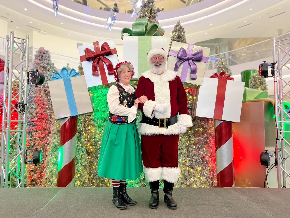 A mall Santa and Mrs. Claus