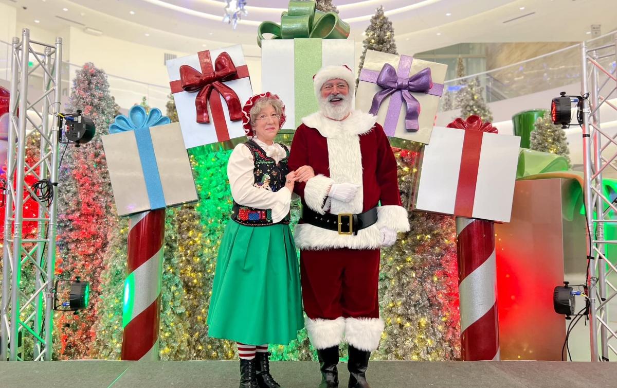 What's the Typical Mall Santa Salary? Seasonal Gig Details