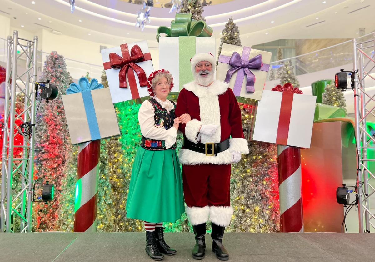 What's the Typical Mall Santa Salary? Seasonal Gig Details