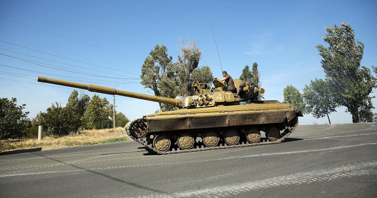 Ukranian tank takes on Russian attack