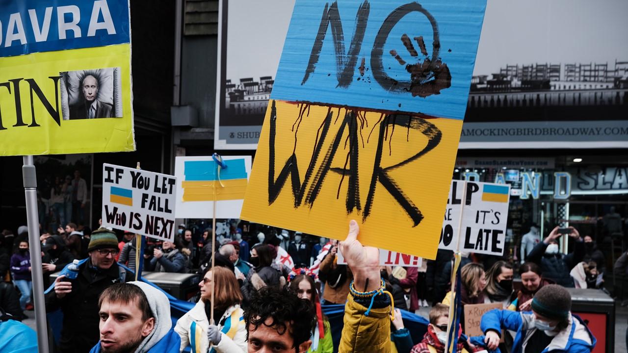 People protesting the Russia-Ukraine war