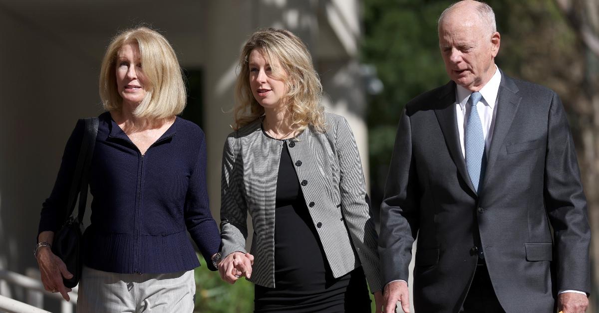 Elizabeth Holmes (middle) returns to federal court with her parents (Sept. 2022)