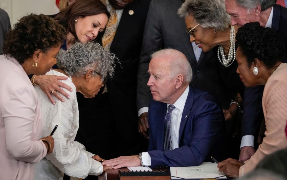 Does Walmart Give Holiday Pay for Yes and No