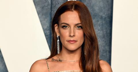 Riley Keough attends the 2023 Vanity Fair Oscar Party wearing a gold dress.
