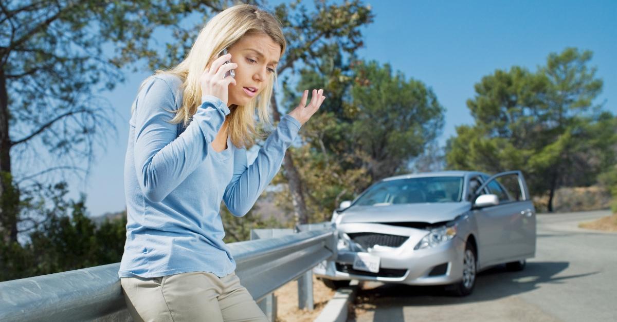 A lady calling 911 and talking to a dispatcher