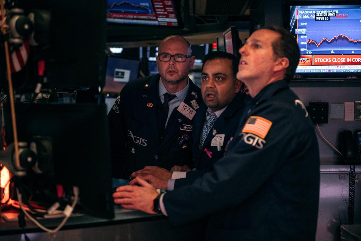 worried traders look at falling stocks