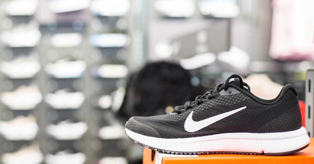 déficit mero Frank Worthley Analysis of the distribution and retail strategy of sneaker giant Nike