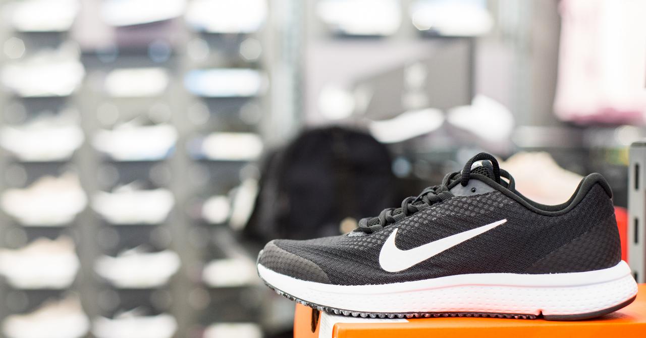 Analysis of the distribution and retail strategy of sneaker giant Nike