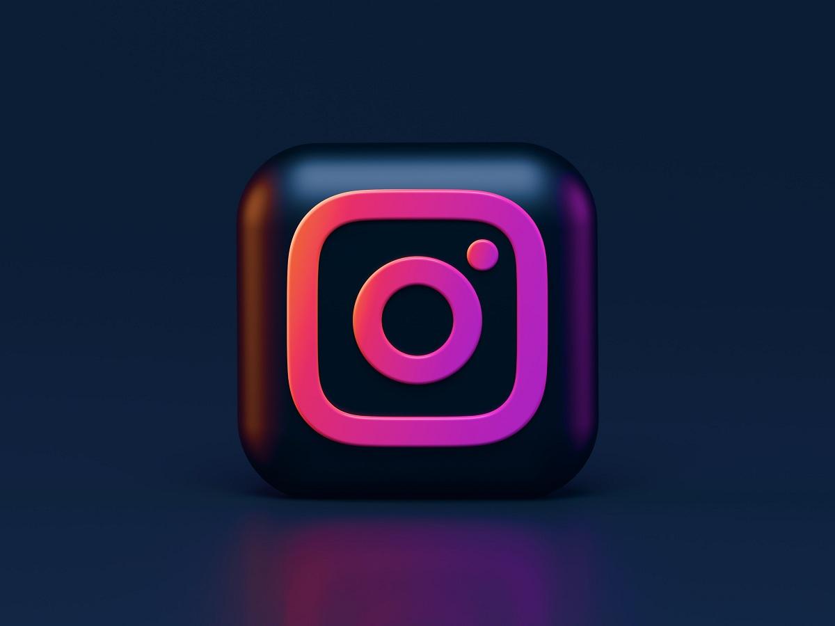 Instagram Dark Mode 3D icon concept