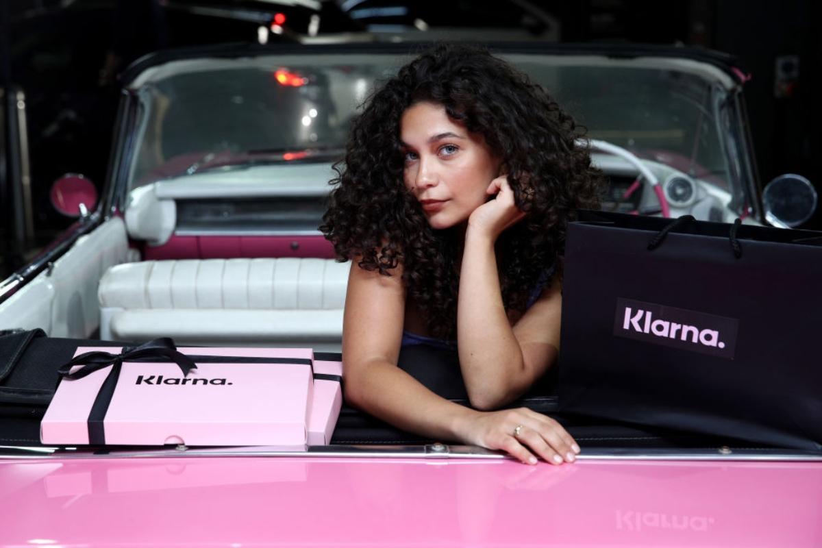 Woman with Klarna shopping bags