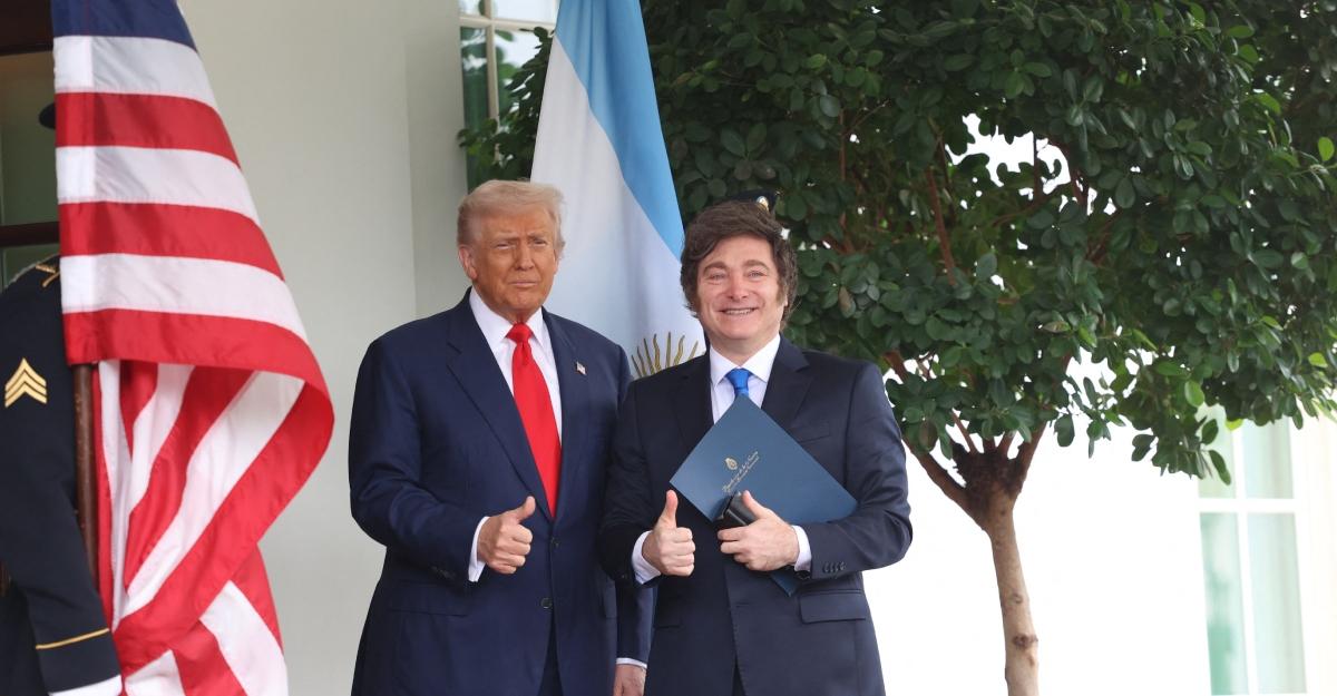 Trump and the Argentinean president give a thumbs up in front of the white house