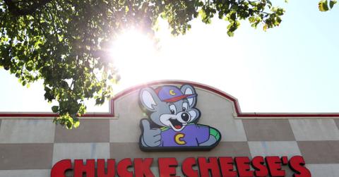 A Chuck E. Cheese sign on the outside of the entertainment center