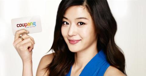 Woman holding a Coupang card