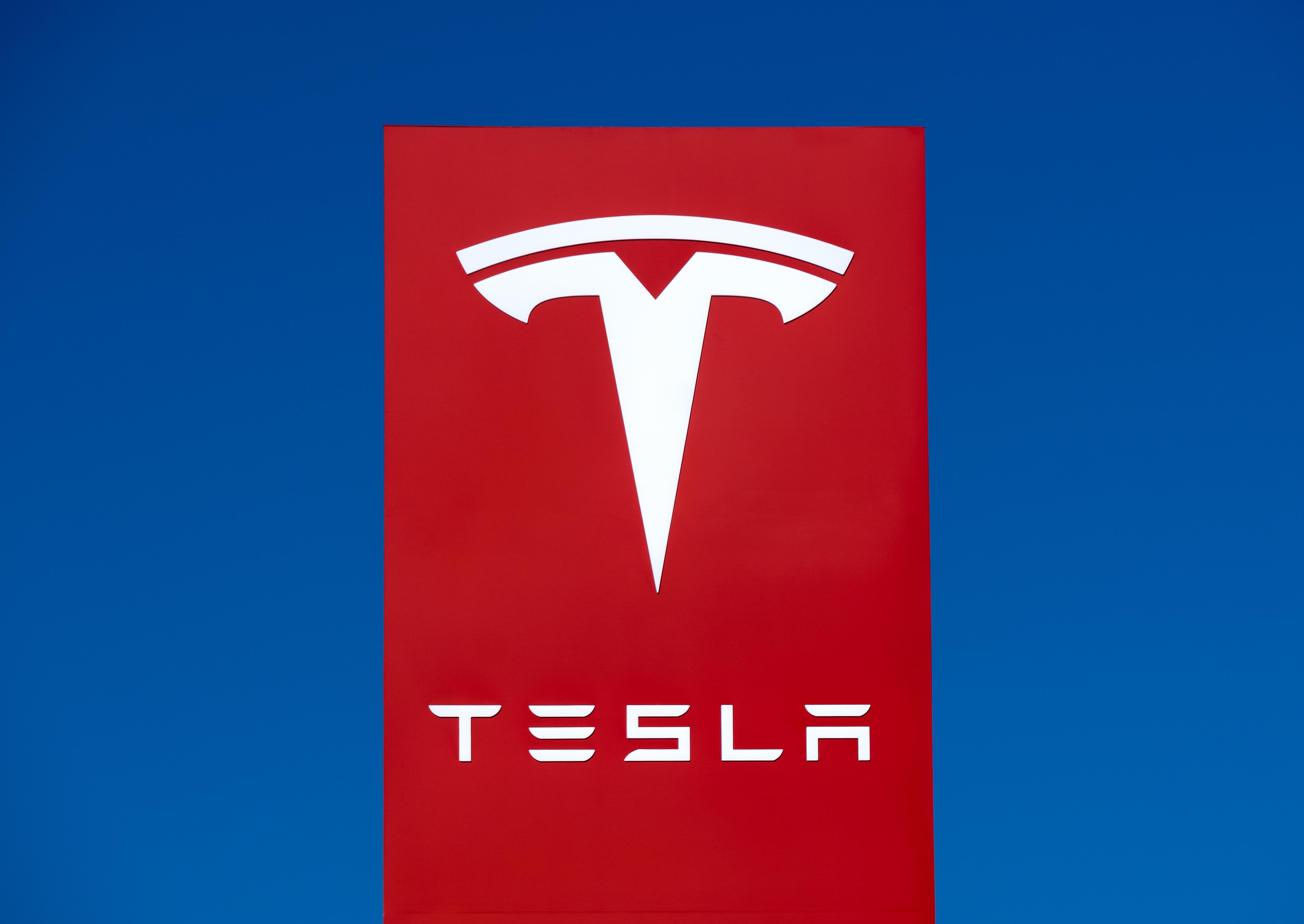 Tesla motors. Тесла значок. Значок Теслы авто. Знак Тесла Моторс. Тесла компания лого.