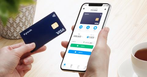 Person holding Kyash app and credit card