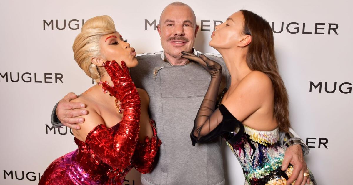 Thierry Mugler posing with two models