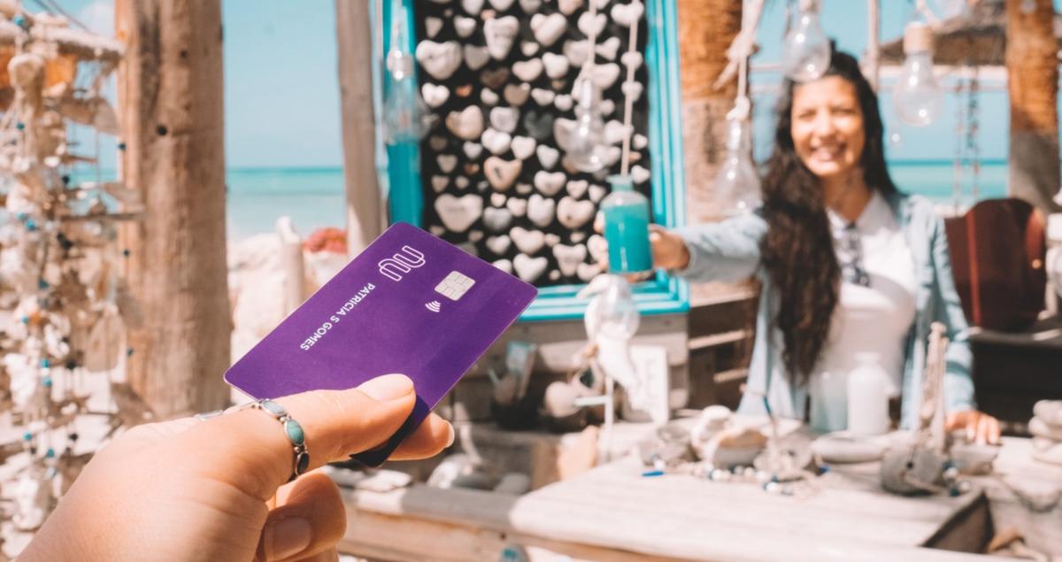 Customer paying with a Nubank card