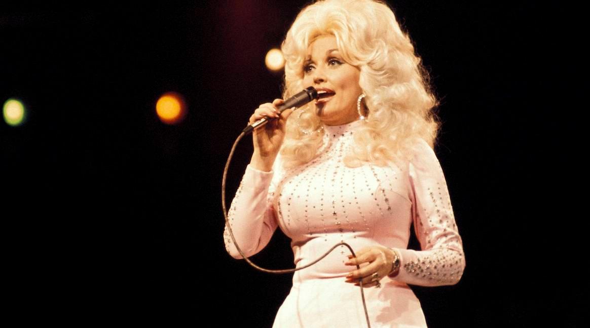 Dolly Parton sings on stage. 