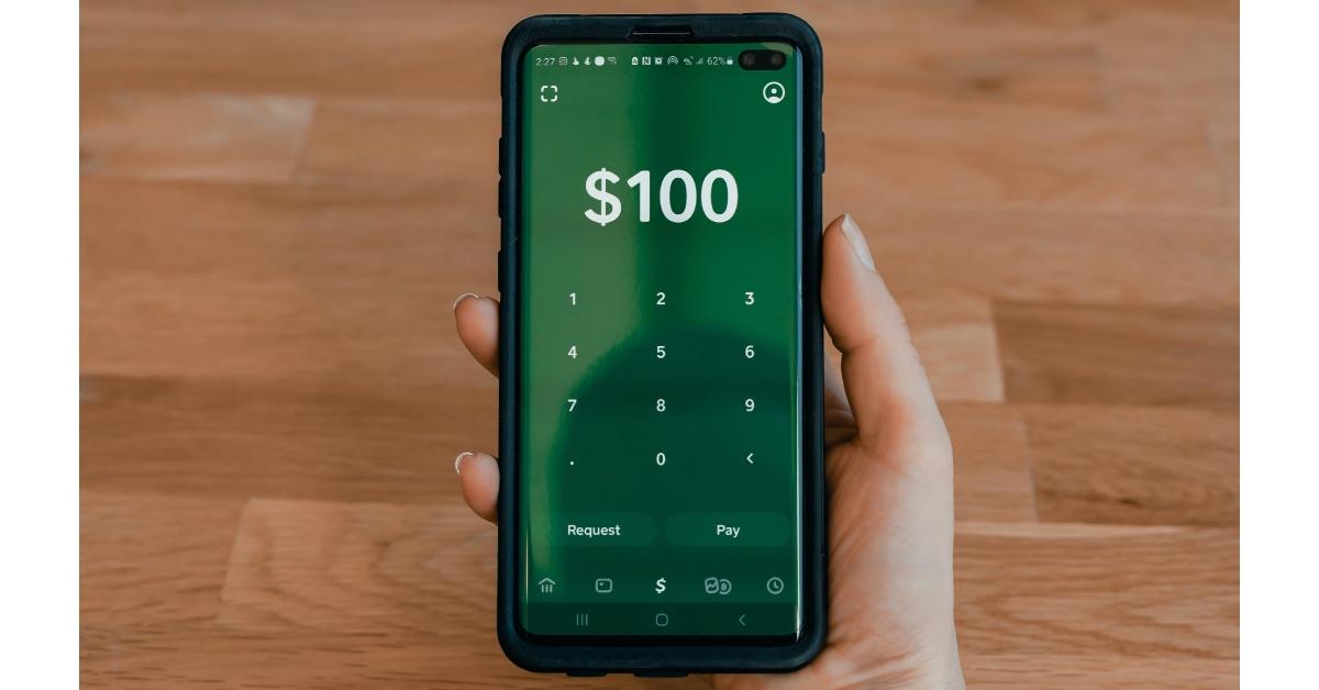 A person withdrawing money from Robinhood app.