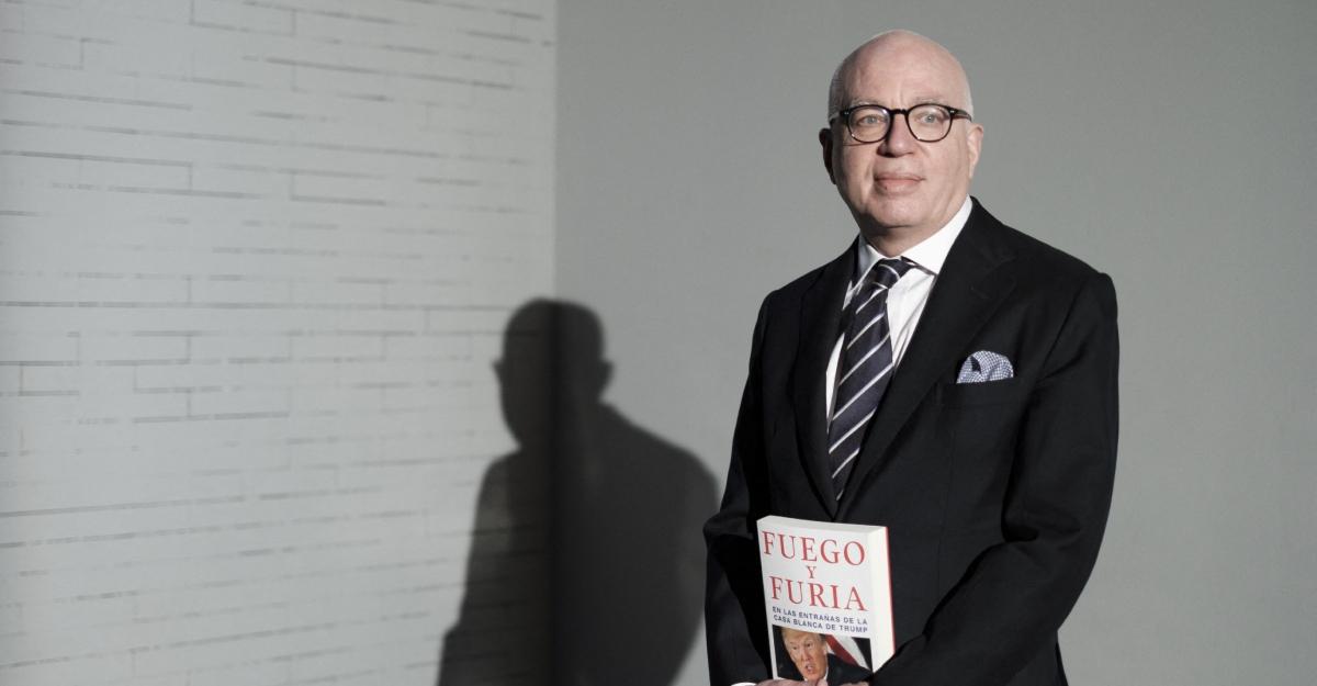 Michael Wolff holding the Spanish version of Fire and Fury