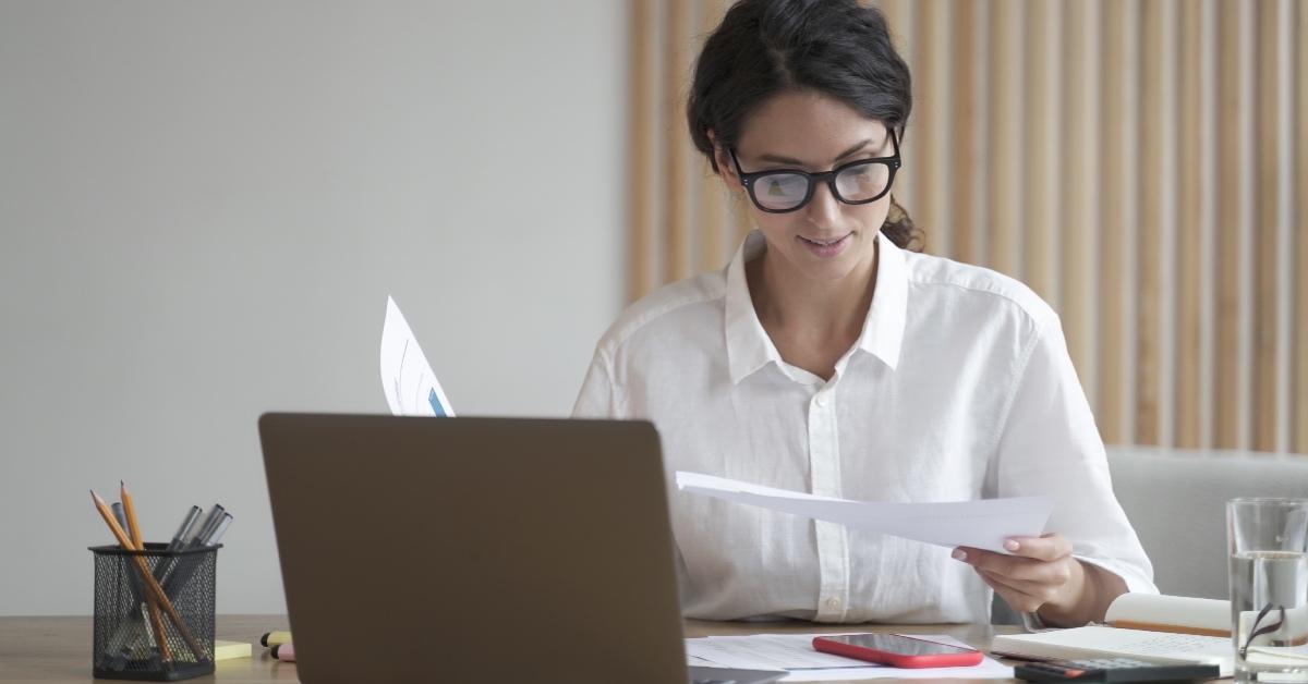 A woman filing her taxes online for free.