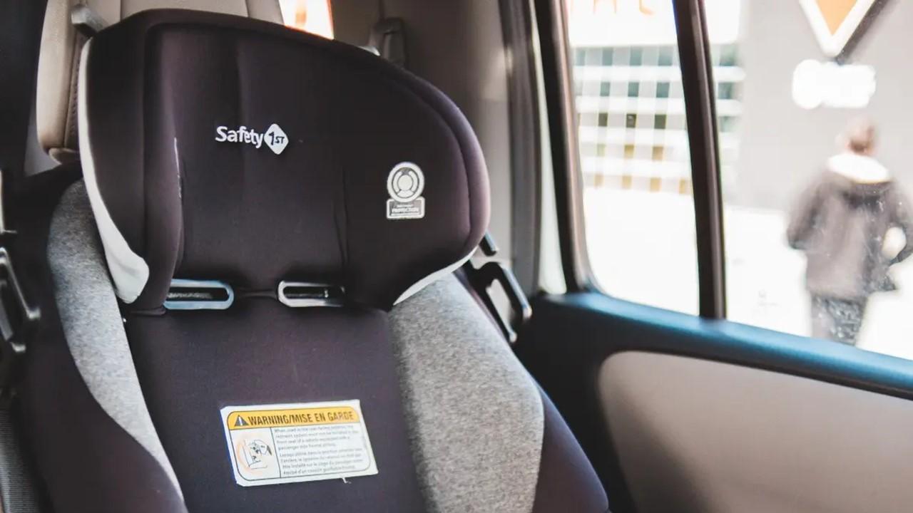 A Safety 1st toddler car seat in a car