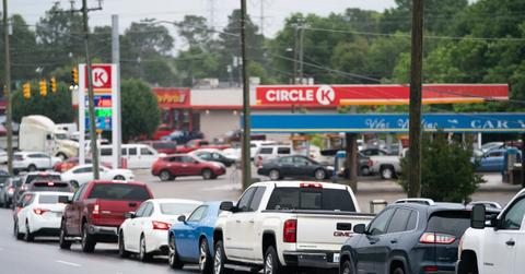 Vehicles lined up at a gas station after Colonial Pipeline attack