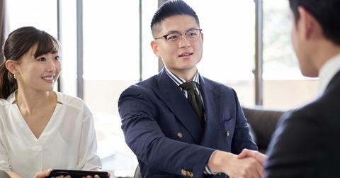 A sales manager shaking a customers hand.